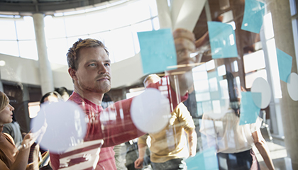 Man vid planeringstavla